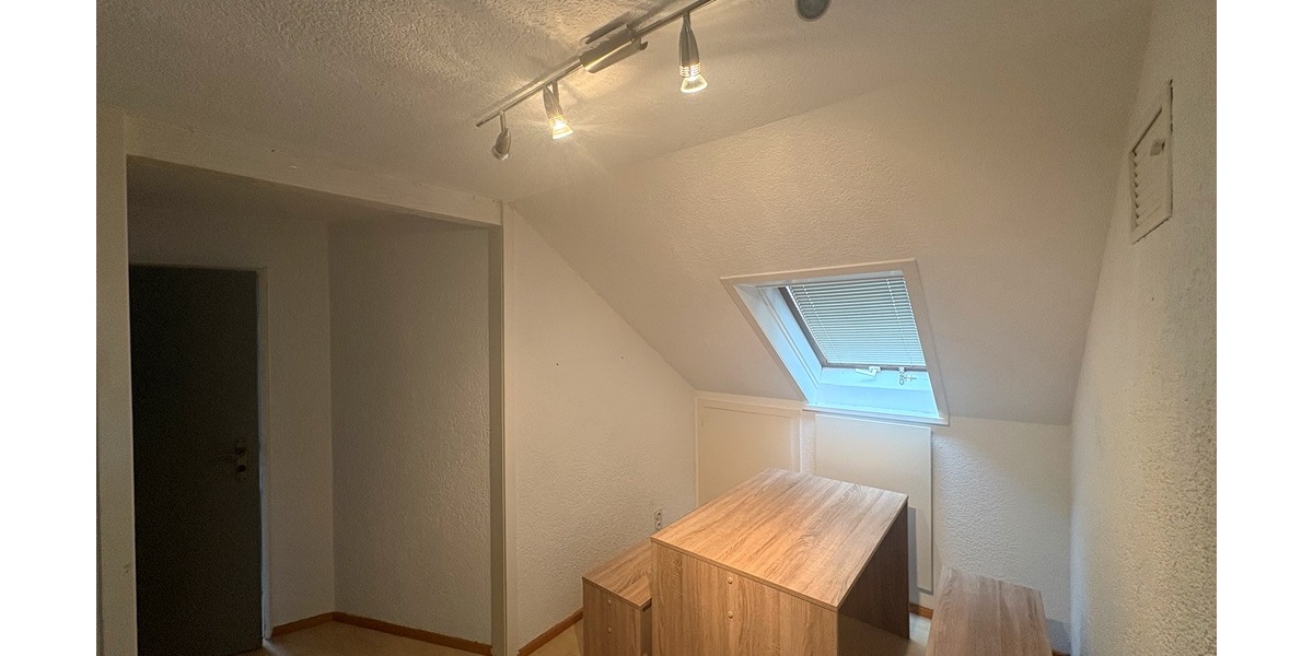 Kompakte und möblierte 2,5-Zimmer-Dachgeschosswohnung im Herzen von Altbach - Dachgeschoßwohnung Altbach Altbach (Württemberg) (Gemeinde) | Angebot:25444320