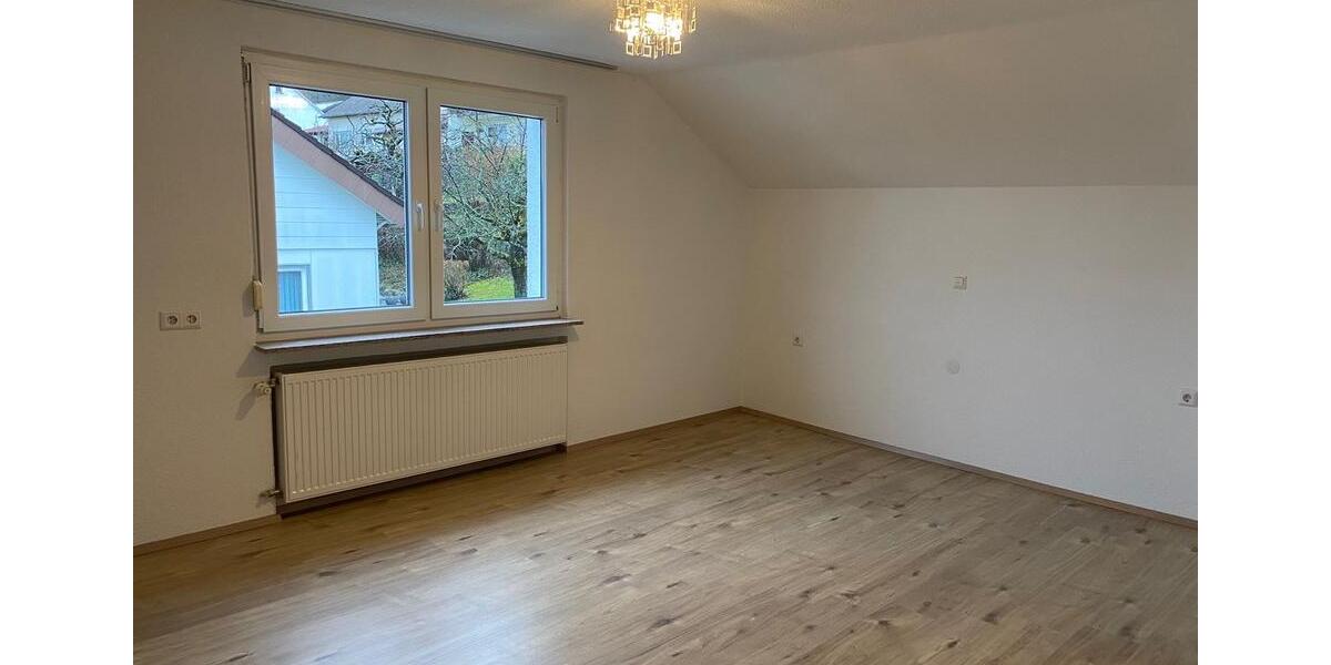 Dachgeschoßwohnung Dettingen an der Erms - 3 Zimmer, 80 m&sup2;, 1.000&euro; | Angebot:25225406