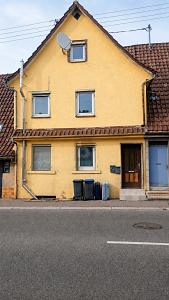 DREI EINHEITEN MIT POTENZIAL - Mehrfamilienhaus, Wohnhaus Kuchen | Angebot:27221321