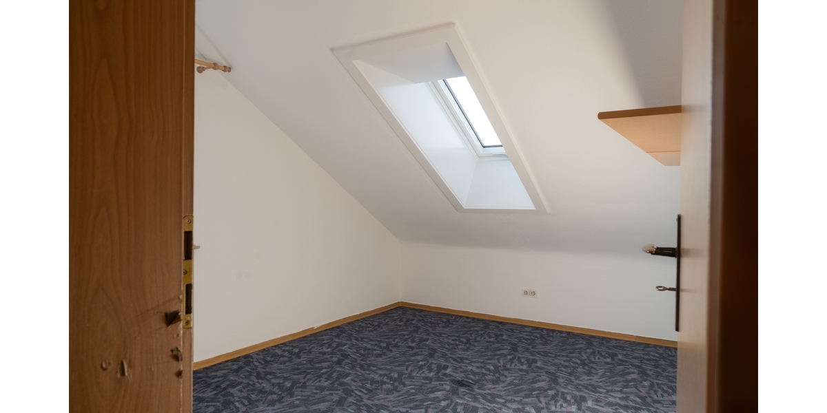 Sonnige Dachgeschoss-Oase mit PV-Anlage und Balkon - Etagenwohnung Schorndorf | Angebot:26818454