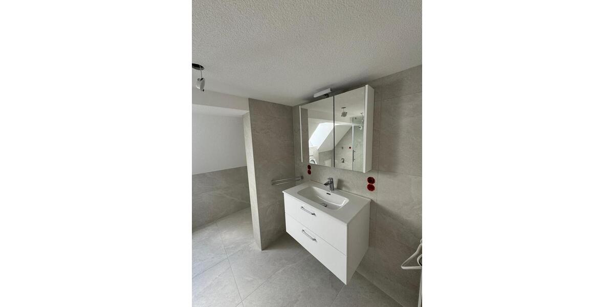 Dachgeschoßwohnung Gingen an der Fils - 4 Zimmer, 200 m&sup2;, 1.700&euro; | Angebot:25725035