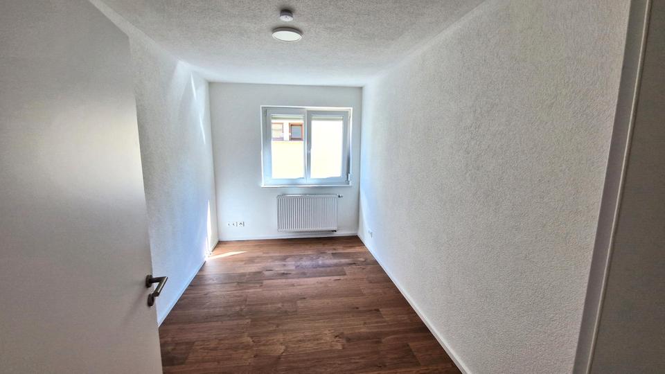 Hochparterre Esslingen am Neckar - 4 Zimmer, 90 m&sup2;, 1.450&euro; | Angebot:27594524