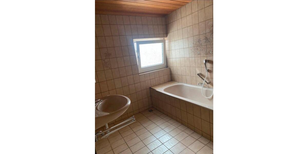 Etagenwohnung Baltmannsweiler - 3 Zimmer, 104 m&sup2;, 1.200&euro; | Angebot:26004526