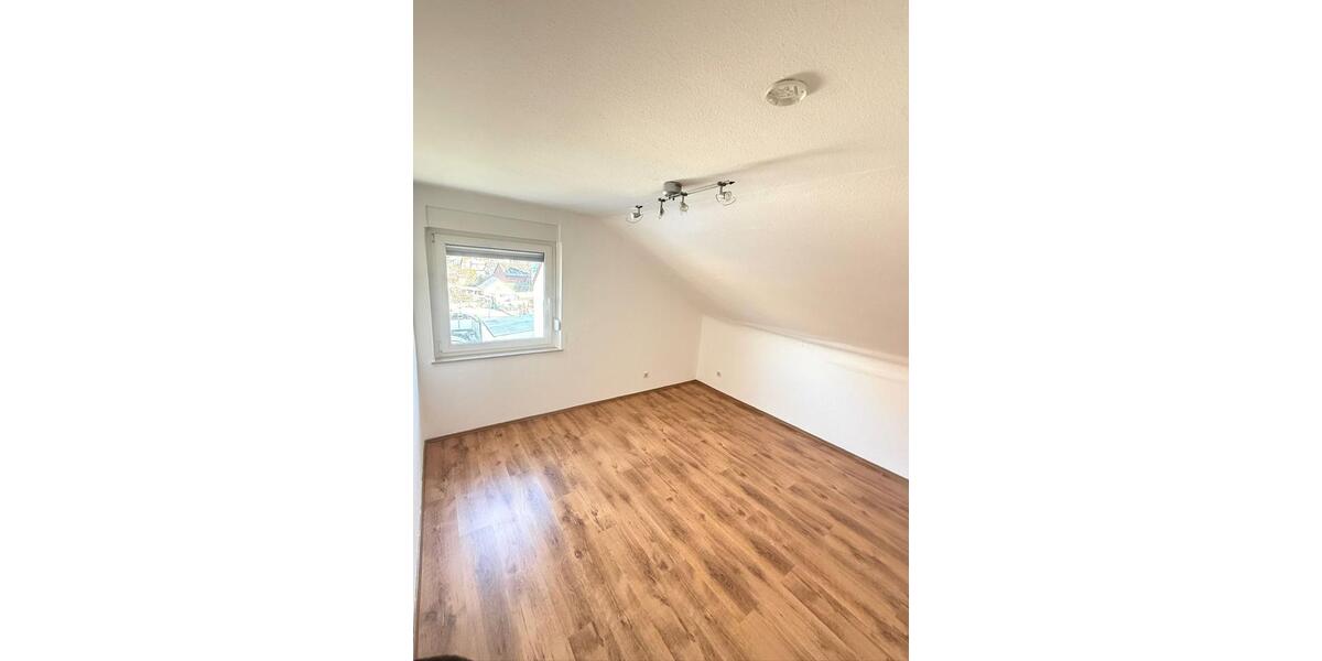 Dachgeschoßwohnung Kuchen - 3.5 Zimmer, 63 m&sup2;, 650&euro; | Angebot:25963154