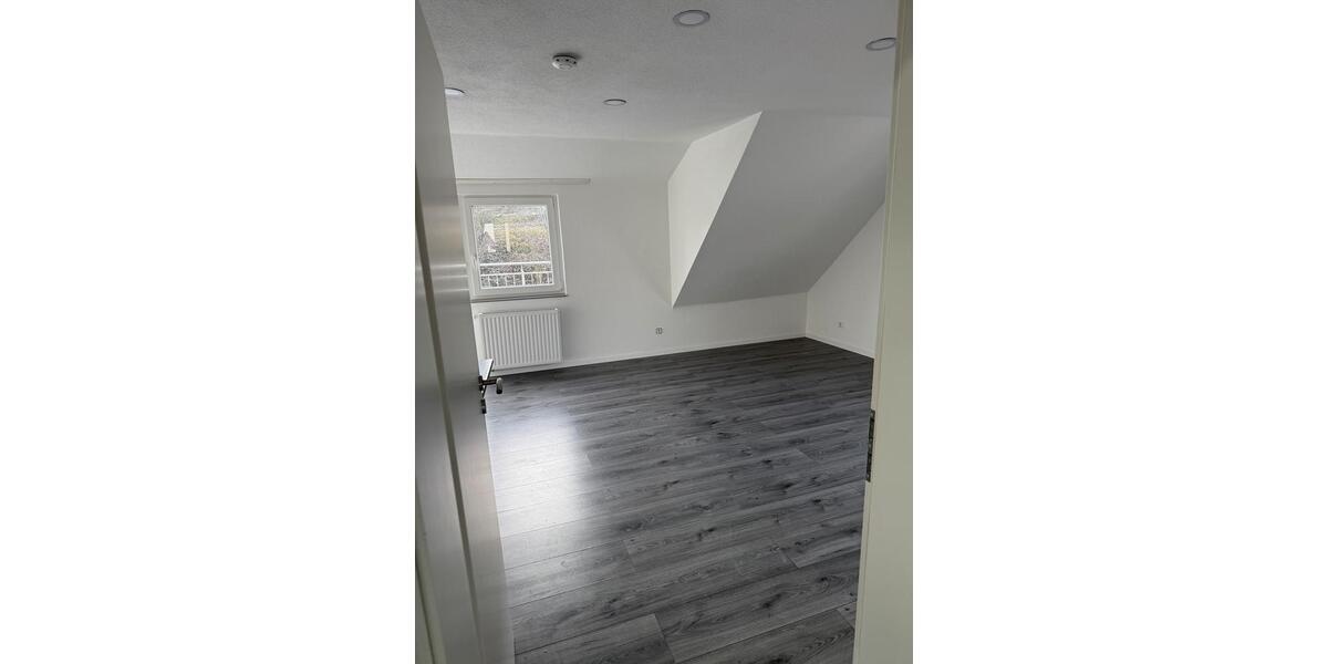 Dachgeschoßwohnung Schwaikheim - 3 Zimmer, 80 m&sup2;, 1.300&euro; | Angebot:26039754