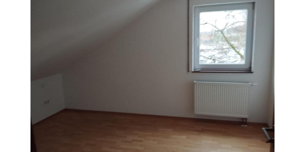 Dachgeschoßwohnung Täferrot - 3 Zimmer, 85 m&sup2;, 850&euro; | Angebot:26049607
