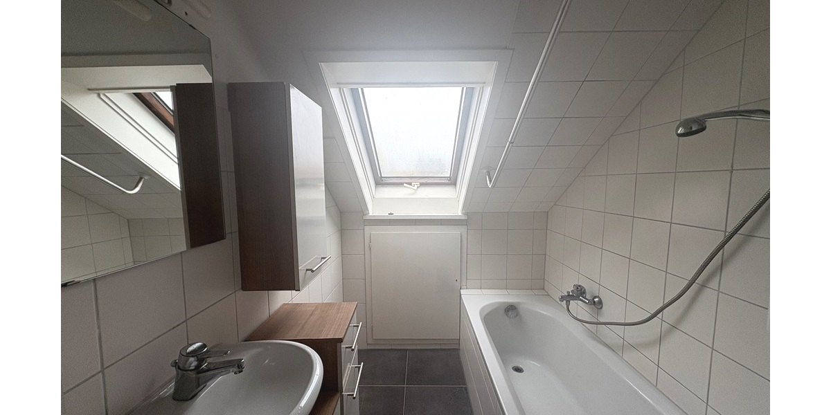 Kompakte und möblierte 2,5-Zimmer-Dachgeschosswohnung im Herzen von Altbach - Dachgeschoßwohnung Altbach Altbach (Württemberg) (Gemeinde) | Angebot:25444320