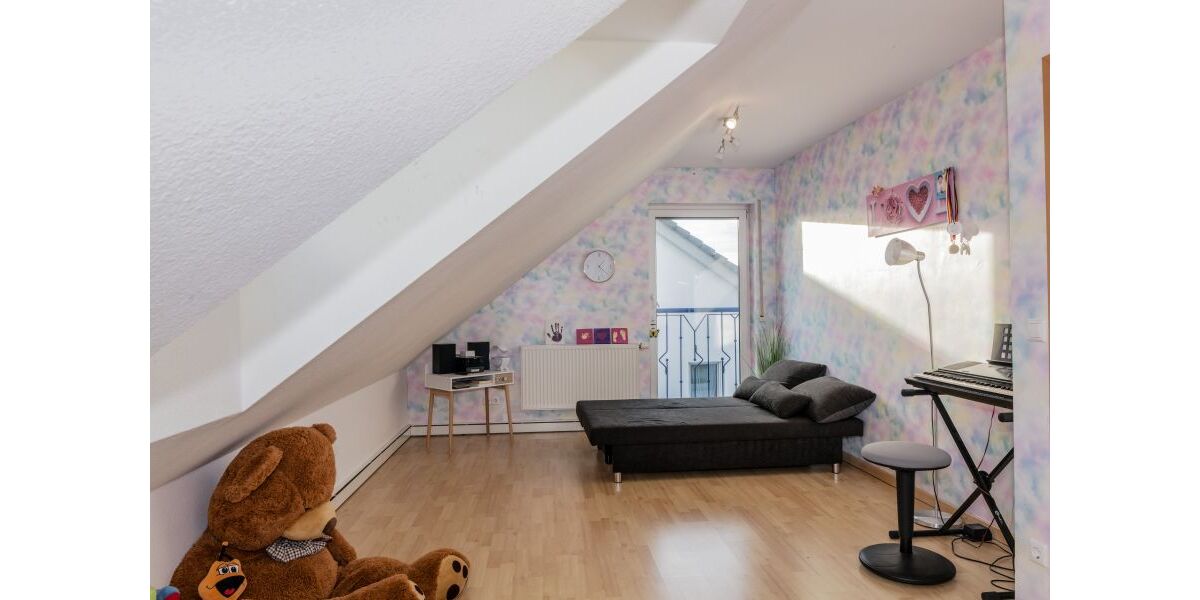 Provisionsfrei* Moderne, großzügige Doppelhaushälfte mit Einliegerwohnung, Garten, Carport, Solaranlage, Sauna & Jacuzzi, bezugsfrei - Doppelhaushälfte Uhingen | Angebot:27685704