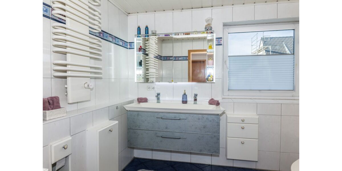 Provisionsfrei* Moderne, großzügige Doppelhaushälfte mit Einliegerwohnung, Garten, Carport, Solaranlage, Sauna & Jacuzzi, bezugsfrei - Doppelhaushälfte Uhingen | Angebot:27685704
