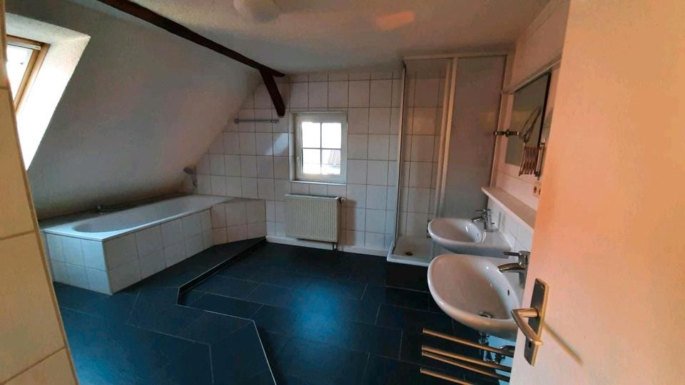 Dachgeschoßwohnung Berghülen - 3 Zimmer, 81 m&sup2;, 930&euro; | Angebot:26045338