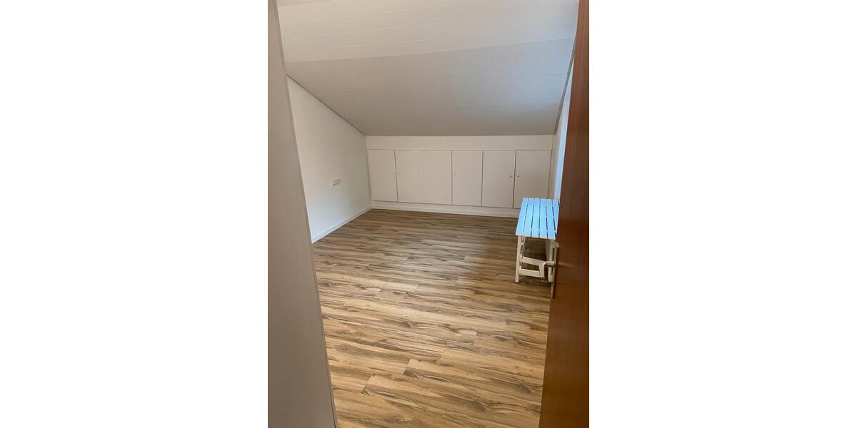 Dachgeschoßwohnung Fellbach - 4 Zimmer, 100 m&sup2;, 1.200&euro; | Angebot:25994993