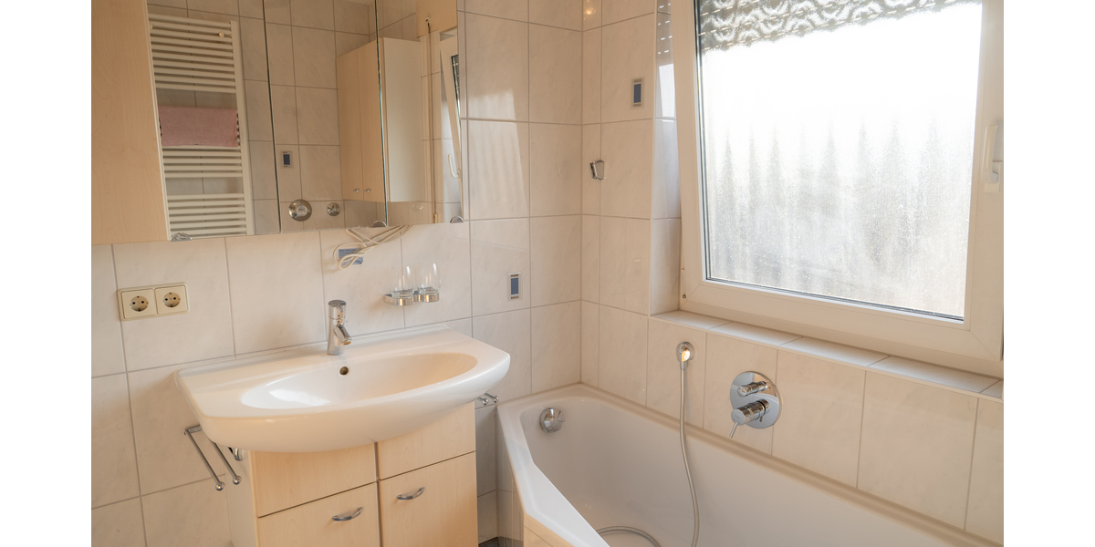 Sonnige Dachgeschoss-Oase mit PV-Anlage und Balkon - Etagenwohnung Schorndorf | Angebot:26548615