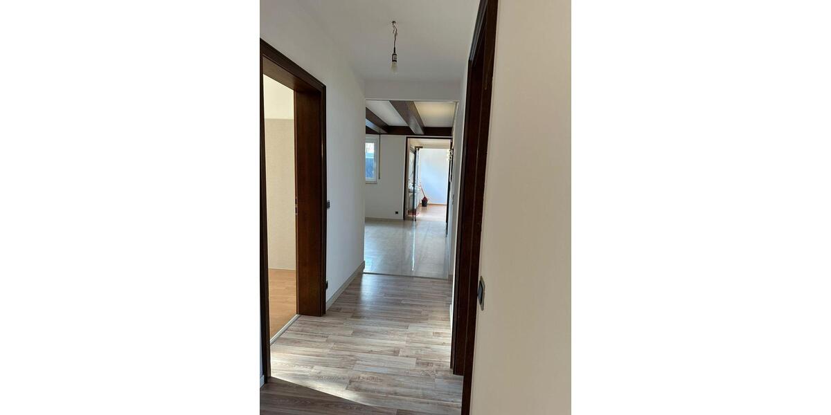 Erdgeschoßwohnung Uhingen - 4 Zimmer, 120 m&sup2;, 1.500&euro; | Angebot:25988250