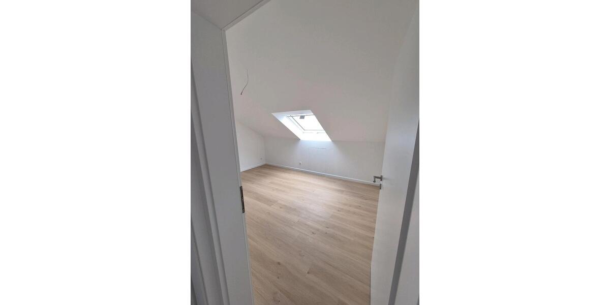 Dachgeschoßwohnung Hochdorf - 3.5 Zimmer, 101 m&sup2;, 1.300&euro; | Angebot:24857820