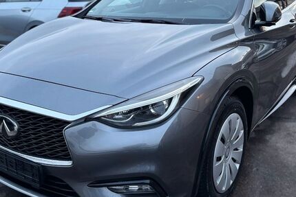 INFINITI Q30 124.000 km 12.400 &euro; Essingen­­­ 73457