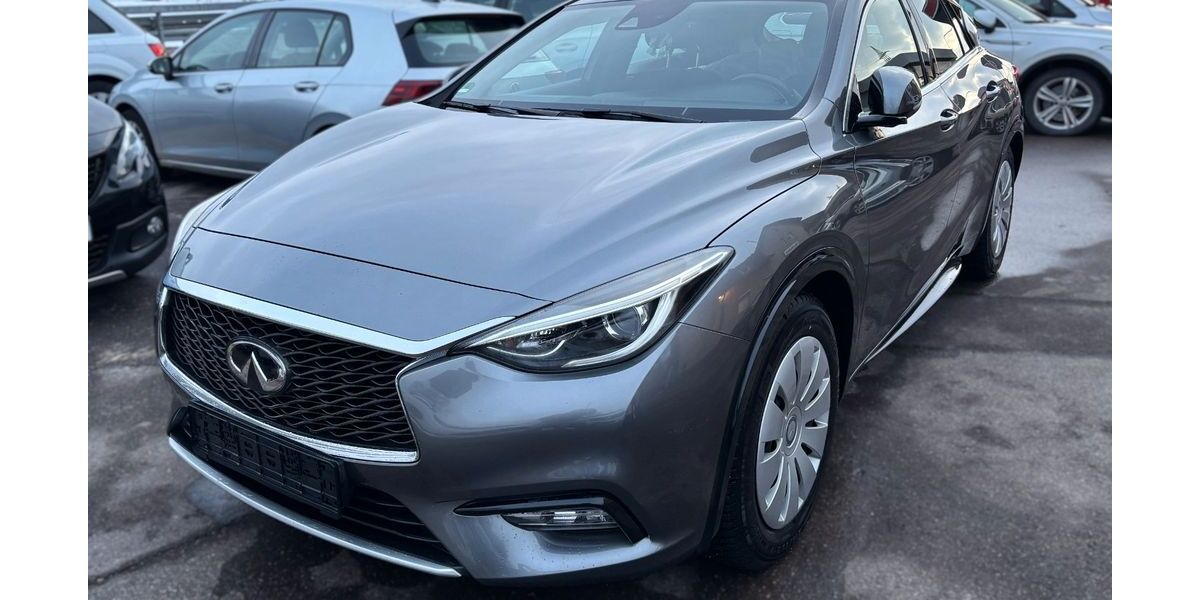 INFINITI Q30 124.000 km 12.400 &euro; Essingen­­­ 73457