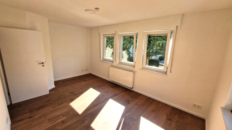 Hochparterre Esslingen am Neckar - 4 Zimmer, 90 m&sup2;, 1.450&euro; | Angebot:27594524