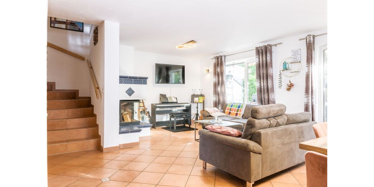 Provisionsfrei* Moderne, großzügige Doppelhaushälfte mit Einliegerwohnung, Garten, Carport, Solaranlage, Sauna & Jacuzzi, bezugsfrei - Doppelhaushälfte Uhingen | Angebot:27685704