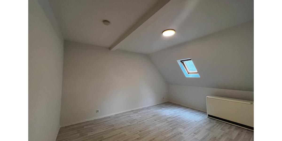 Dachgeschoßwohnung Fellbach - 20 Zimmer, 2 m&sup2;, 550&euro; | Angebot:25436771