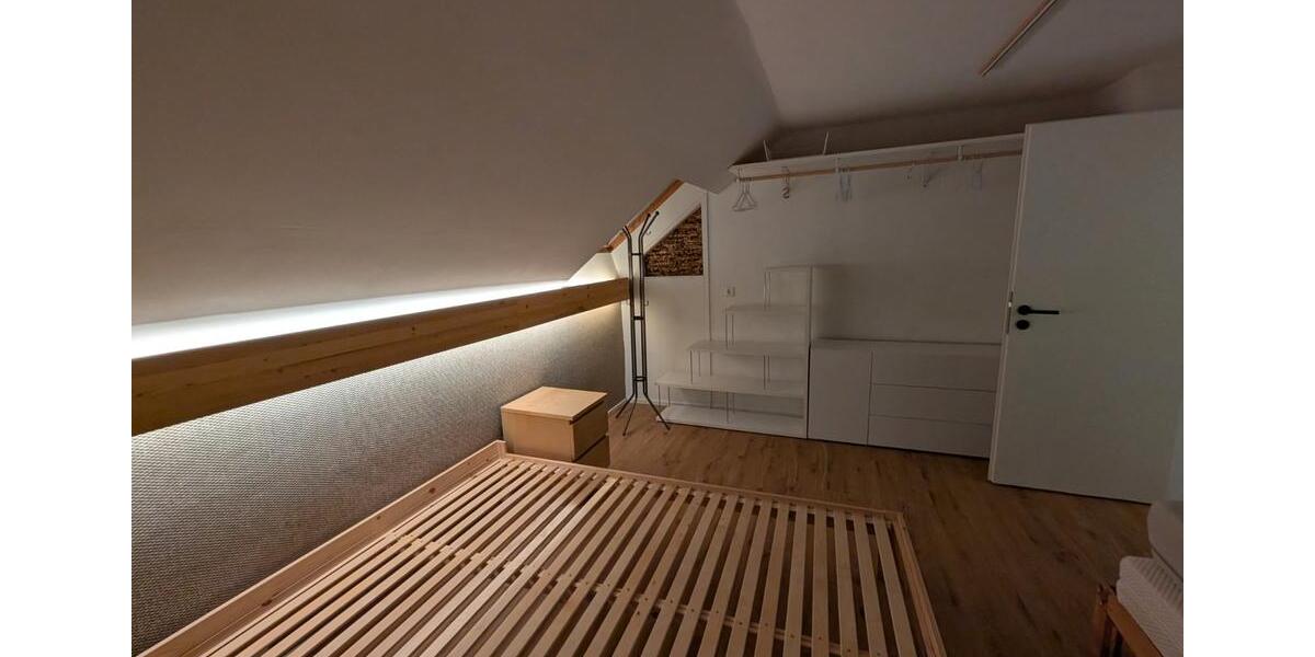 Dachgeschoßwohnung Laichingen - 3.5 Zimmer, 81 m&sup2;, 1.200&euro; | Angebot:25989323