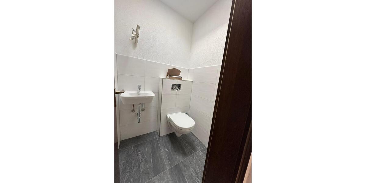 Erdgeschoßwohnung Uhingen - 4 Zimmer, 120 m&sup2;, 1.500&euro; | Angebot:25988250